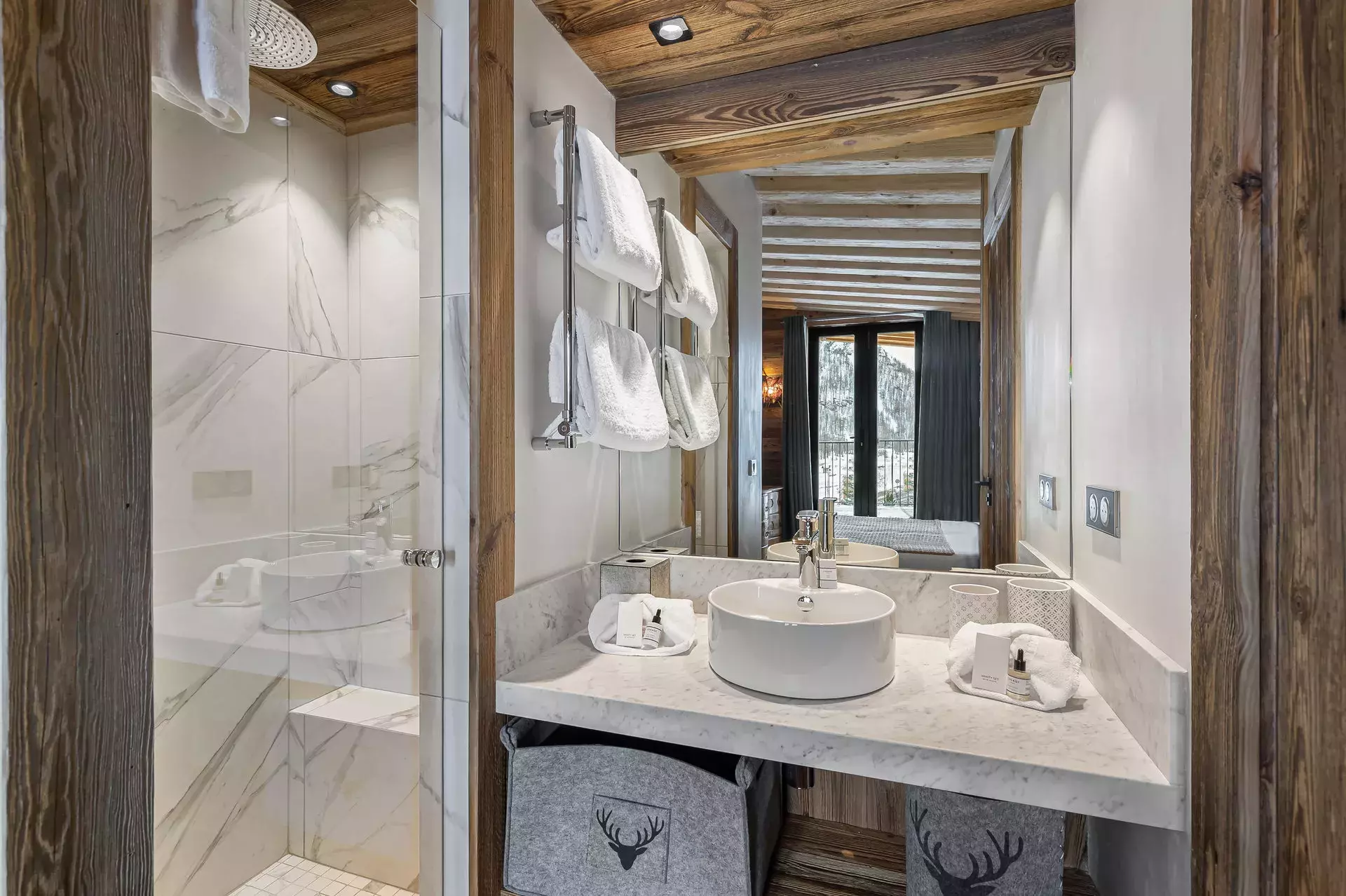 Salle de bain de l'appartement chamois